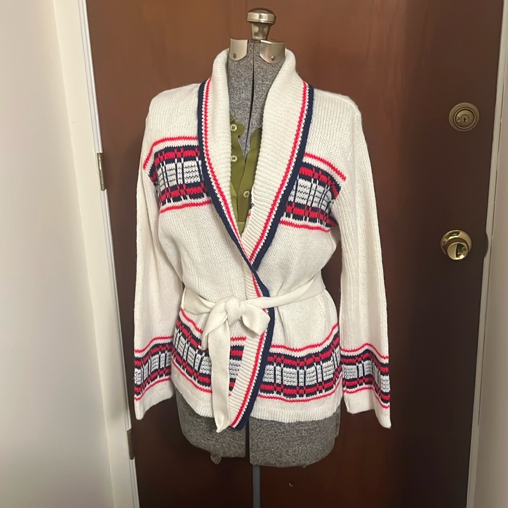 the dude abides in this amazing vintage shawl collar sweater!
Woman Small